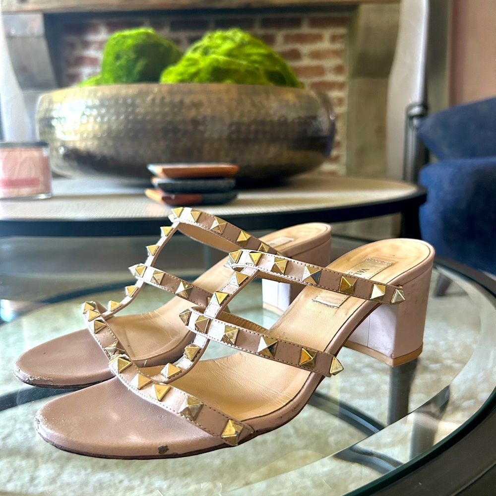 Valentino Sandals - ROCKSTUD CALFSKIN LEATHER SLIDE SANDAL (Poudre color- nude)